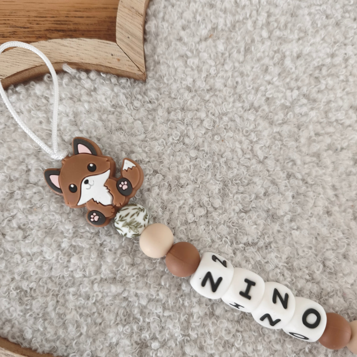 Détail attache tétine personnalisée renard 
