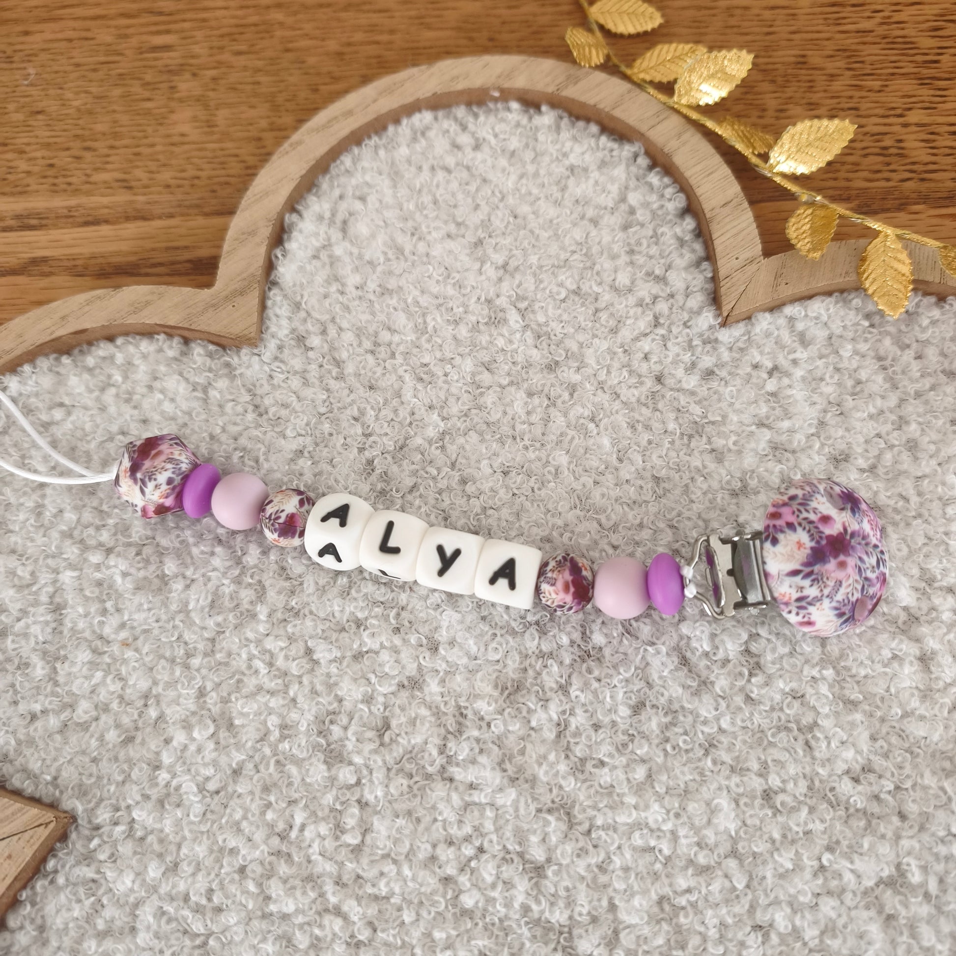 Attache tétine violette