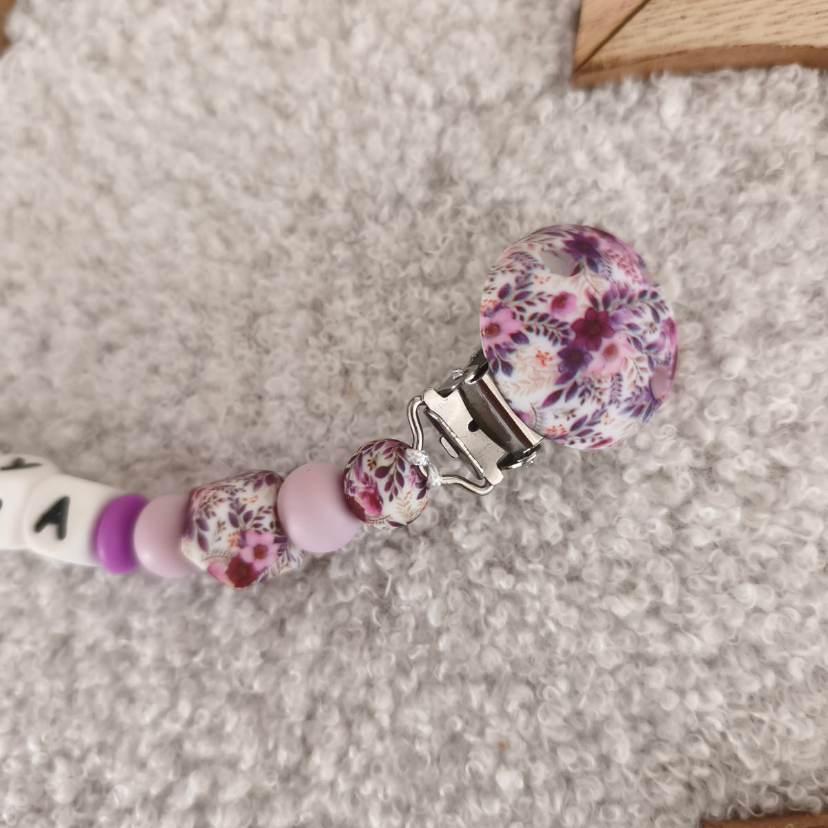 Détail de l'attache-tétine violette personnalisée