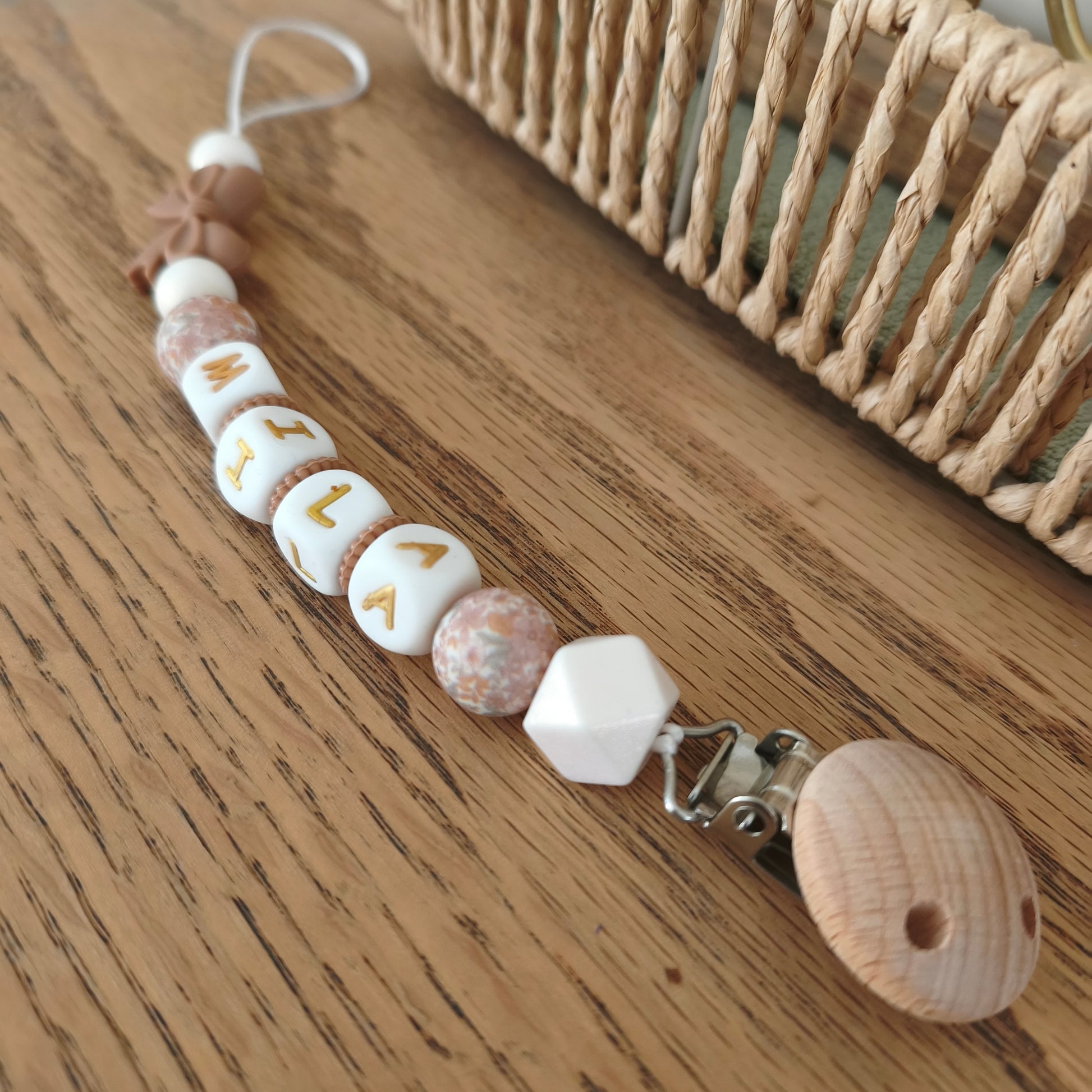 Attache tétine noeud