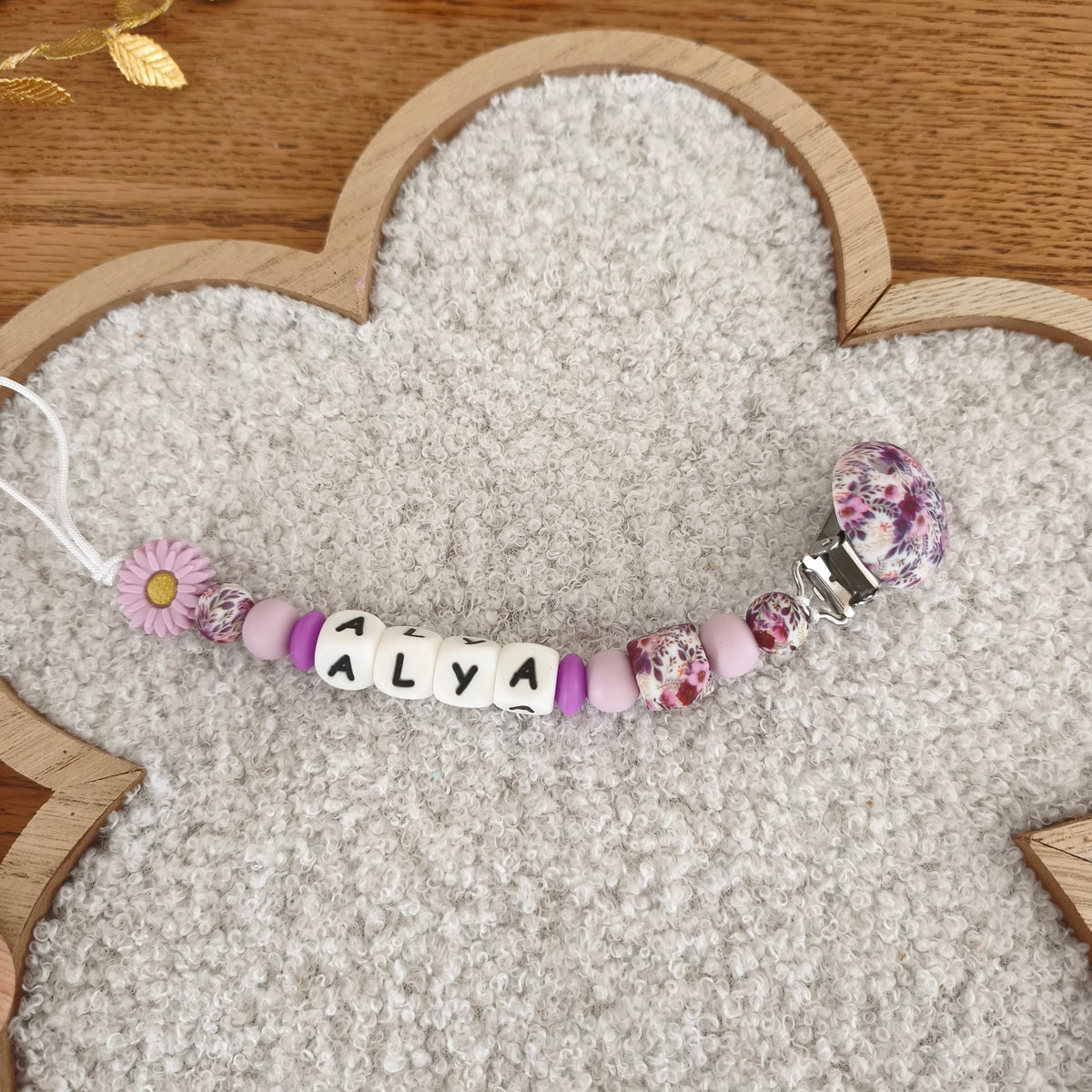 Attache-tétine violette personnalisée avec prénom