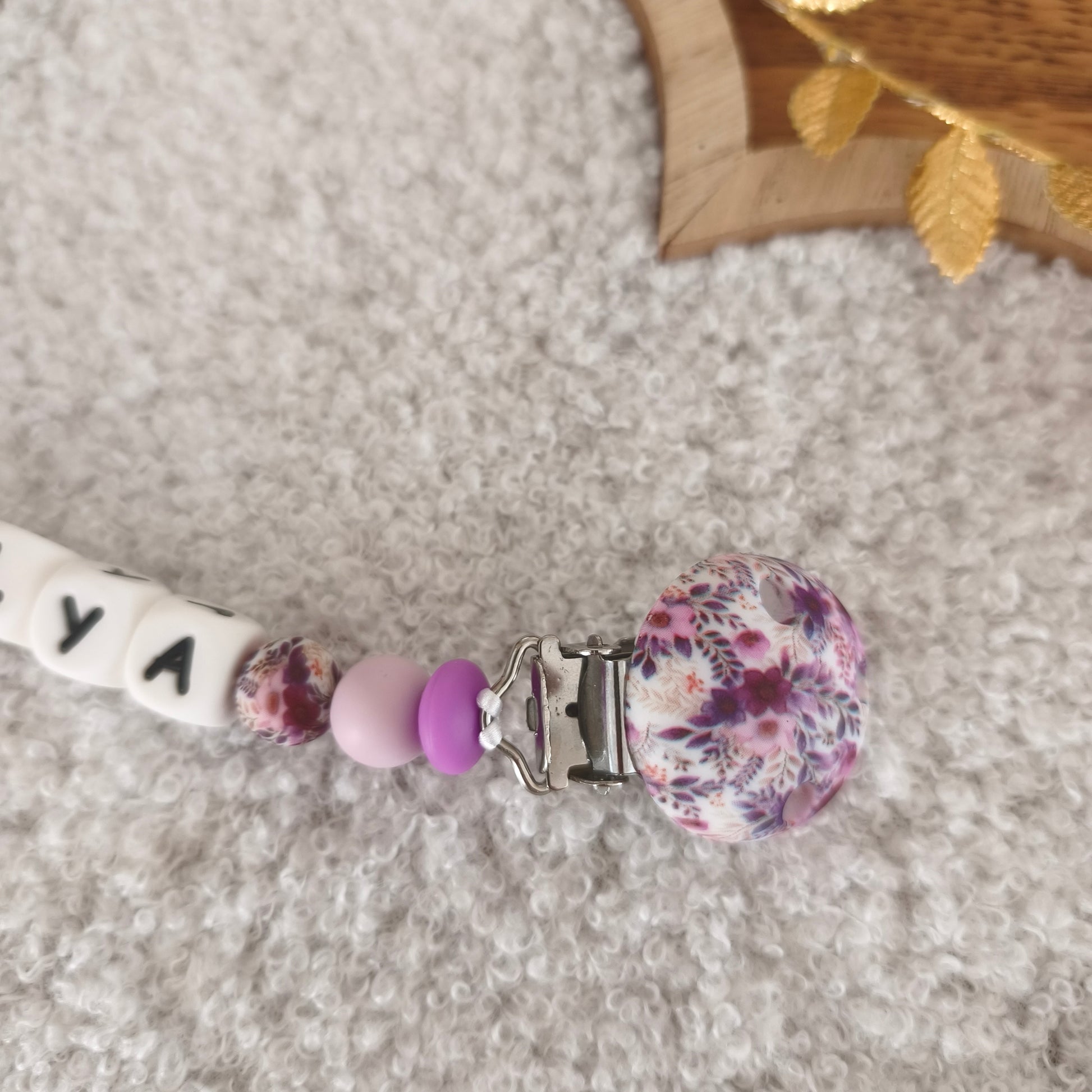 Attache tétine violette